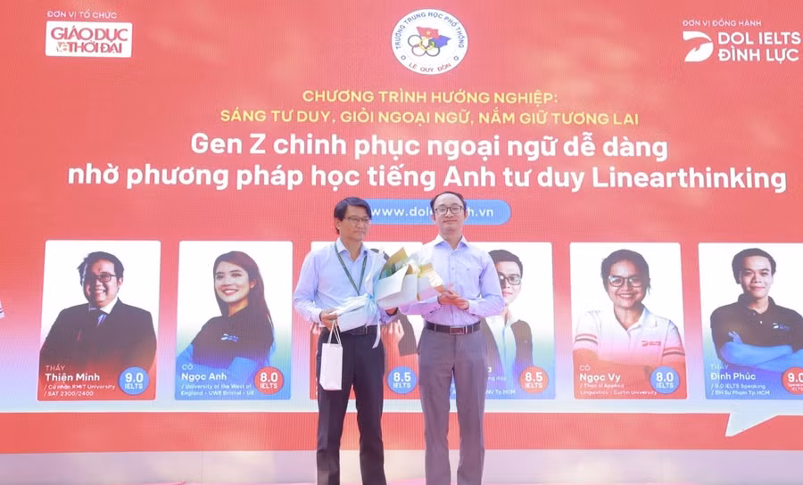 Đại diện DOL English tặng quà BGH trường THPT Lê Quý Đôn.