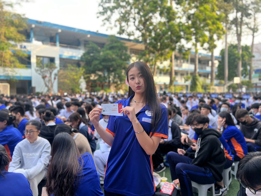 Phần quà từ DOL English IELTS Đình Lực gửi tặng các bạn học sinh. Phần quà từ DOL English IELTS Đình Lực gửi tặng các bạn học sinh.