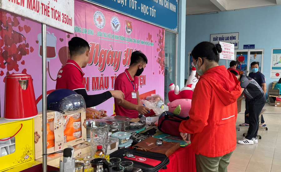 Quang cảnh buổi HMNĐ tại Trường cao đẳng Công nghệ TPHCM. Quang cảnh buổi HMNĐ tại Trường cao đẳng Công nghệ TPHCM.