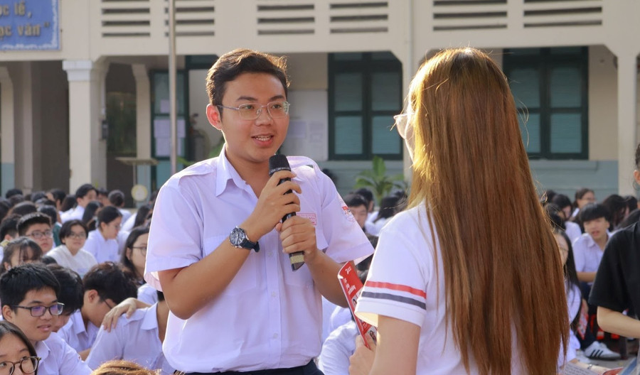 Các bạn học sinh trường THPT Lê Quý Đôn giao lưu cùng diễn giả Ngọc Anh.