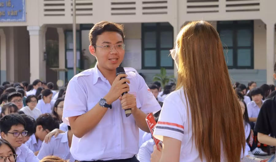 Các bạn học sinh trường THPT Lê Quý Đôn giao lưu cùng diễn giả Ngọc Anh.