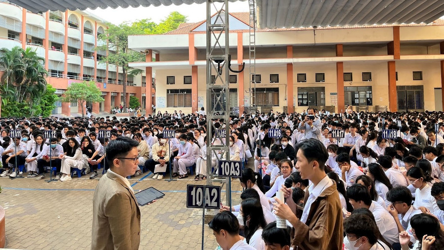 Các bạn học sinh hăng hái tìm hiểu phương pháp Linearthinking. Các bạn học sinh hăng hái tìm hiểu phương pháp Linearthinking.