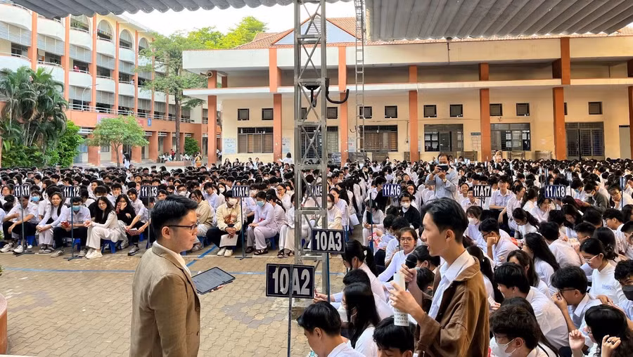 Các bạn học sinh hăng hái tìm hiểu phương pháp Linearthinking.