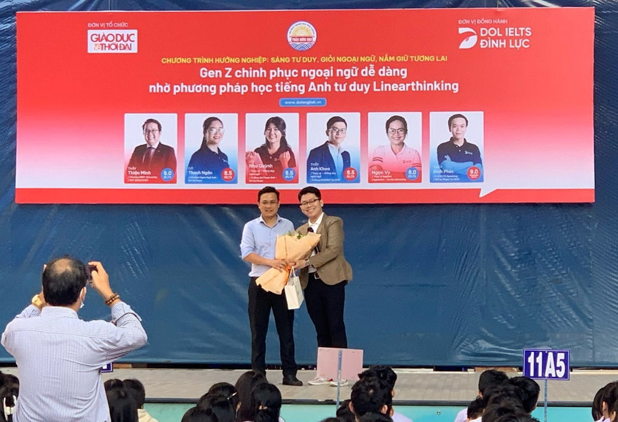 Thầy Phạm Anh Minh- Đại diện DOL English trao tặng món quà tới BGH trường THPT Trần Hưng Đạo. Thầy Phạm Anh Minh- Đại diện DOL English trao tặng món quà tới BGH trường THPT Trần Hưng Đạo.