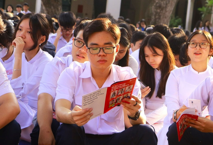 Các bạn THPT Lê Quý Đôn chăm chú tìm hiểu về phương pháp học tiếng Anh tư duy Linearthinking mới lạ.