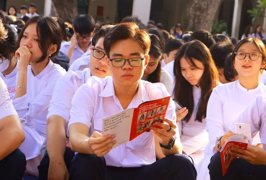 Các bạn THPT Lê Quý Đôn chăm chú tìm hiểu về phương pháp học tiếng Anh tư duy Linearthinking mới lạ.