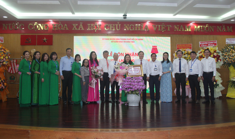 Lãnh đạo UBND TPHCM, Trung tâm phát triển GD&ĐT phía Nam, Sở GD&ĐT,... chụp ảnh lưu niệm cùng cán bộ, chuyên viên Phòng giáo dục mầm non. Lãnh đạo UBND TPHCM, Trung tâm phát triển GD&ĐT phía Nam, Sở GD&ĐT,... chụp ảnh lưu niệm cùng cán bộ, chuyên viên Phòng giáo dục mầm non.