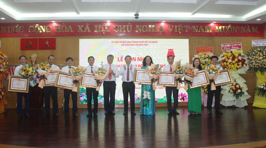 Ông Dương Anh Đức và ông Nguyễn Văn Hiếu, Giám đốc Sở GD&ĐT TPHCM trao bằng khen của Thủ tướng Chính phủ cho các tập thể và cá nhân. Ông Dương Anh Đức và ông Nguyễn Văn Hiếu, Giám đốc Sở GD&ĐT TPHCM trao bằng khen của Thủ tướng Chính phủ cho các tập thể và cá nhân.