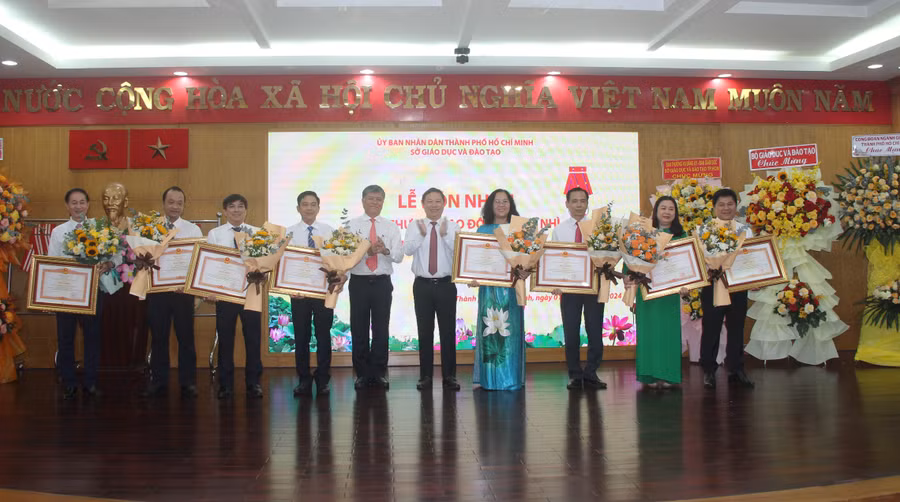 Ông Dương Anh Đức và ông Nguyễn Văn Hiếu, Giám đốc Sở GD&amp;ĐT TPHCM trao bằng khen của Thủ tướng Chính phủ cho các tập thể và cá nhân.