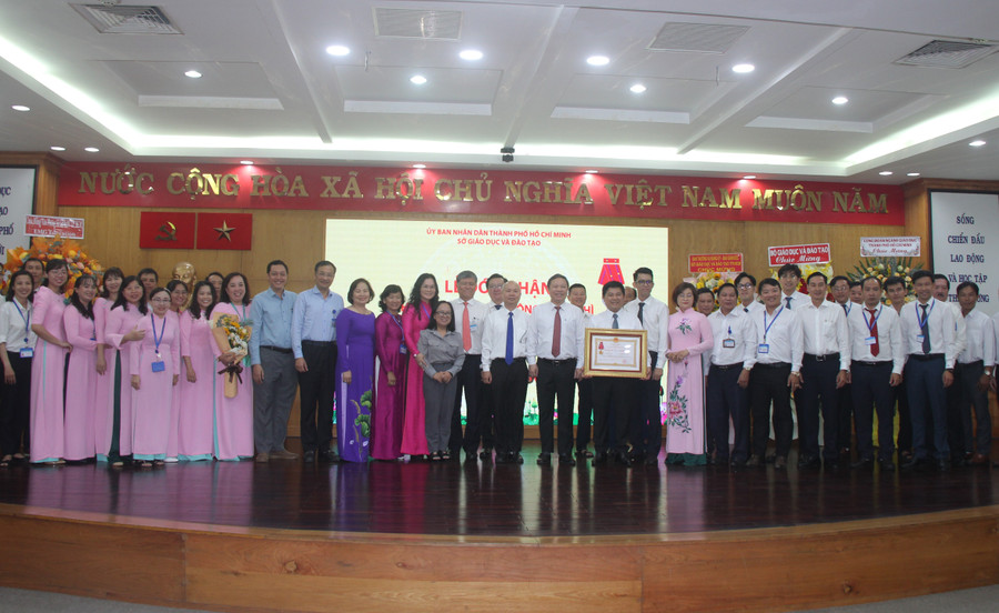 Lãnh đạo UBND TPHCM, Trung tâm phát triển GD&ĐT phía Nam, Sở GD&ĐT,... chụp ảnh lưu niệm cùng cán bộ, chuyên viên Văn phòng sở. Lãnh đạo UBND TPHCM, Trung tâm phát triển GD&ĐT phía Nam, Sở GD&ĐT,... chụp ảnh lưu niệm cùng cán bộ, chuyên viên Văn phòng sở.