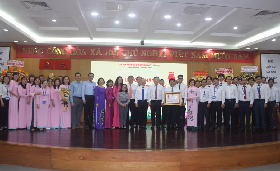 Lãnh đạo UBND TPHCM, Trung tâm phát triển GD&amp;ĐT phía Nam, Sở GD&amp;ĐT,... chụp ảnh lưu niệm cùng cán bộ, chuyên viên Văn phòng sở.