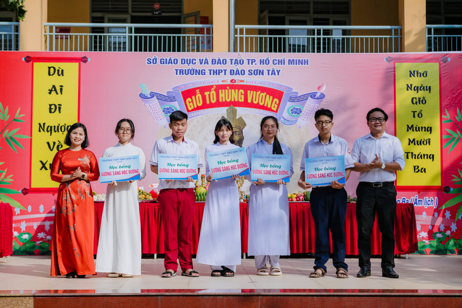 Lãnh đạo Trường THPT Đào Sơn Tây trao học bổng cho học sinh nghèo vượt khó.