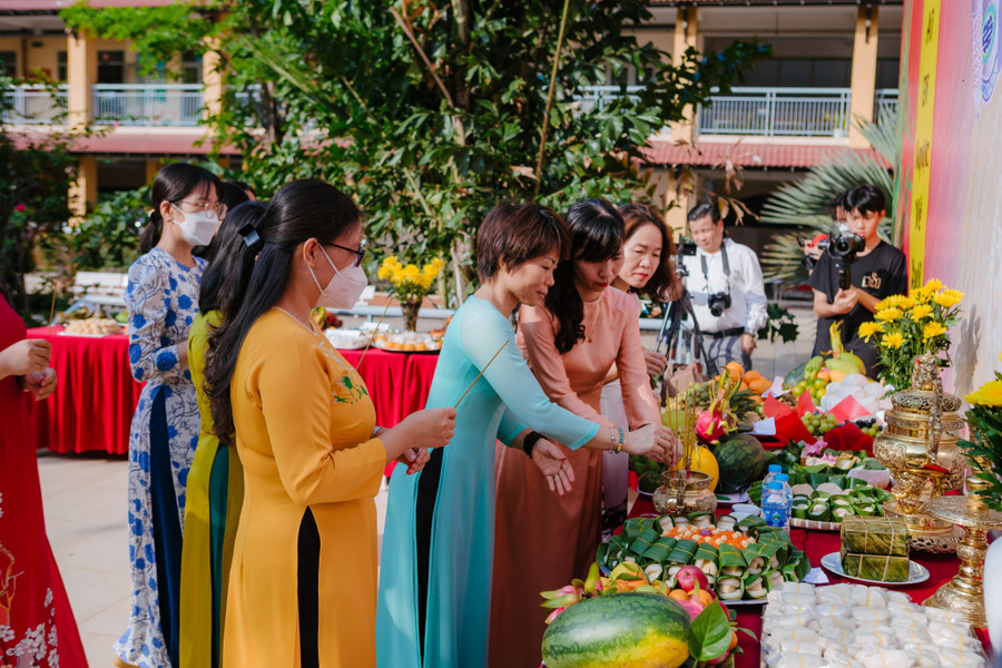 Giáo viên Trường THPT Đào Sơn Tây dâng hương tưởng nhớ các vua Hùng.