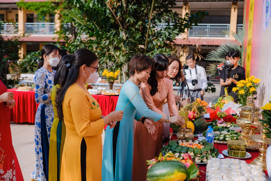 Giáo viên Trường THPT Đào Sơn Tây dâng hương tưởng nhớ các vua Hùng.