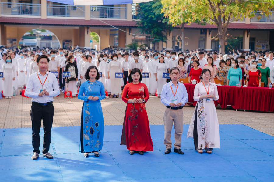 Ban giám hiệu Trường THPT Đào Sơn Tây dâng hương tưởng nhớ các vua Hùng.