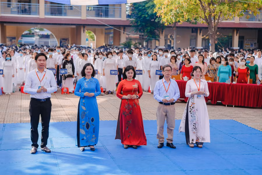 Ban giám hiệu Trường THPT Đào Sơn Tây dâng hương tưởng nhớ các vua Hùng.