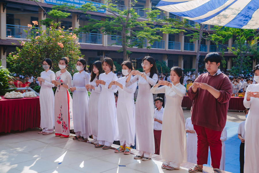 Học sinh Trường THPT Đào Sơn Tây dâng hương tưởng nhớ các vua Hùng.