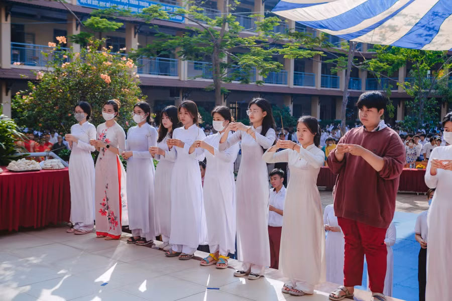 Học sinh Trường THPT Đào Sơn Tây dâng hương tưởng nhớ các vua Hùng.