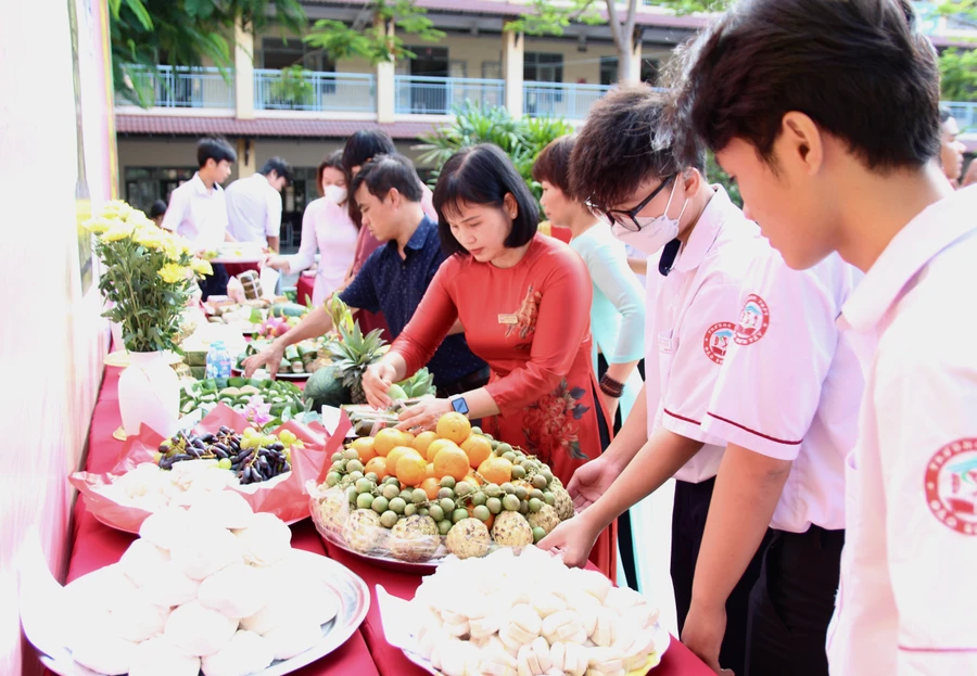 Mỗi lớp Trường THPT Đào Sơn Tây sẽ dâng lên một mâm cỗ tại buổi lễ giỗ Quốc Tổ Hùng Vương.