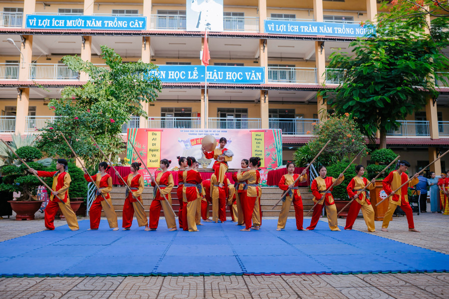 Tiết mục văn nghệ do học sinh Trường THPT Đào Sơn Tây thể hiện.