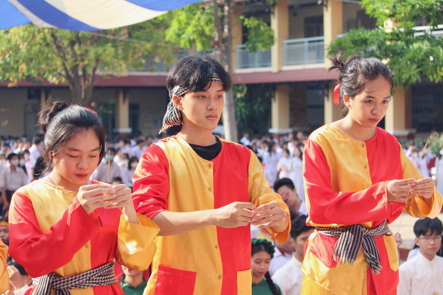 Việc tổ chức giỗ Tổ Hùng Vương giúp các học sinh tìm hiểu cội nguồn dân tộc và phát huy truyền thống "uống nước nhớ nguồn".