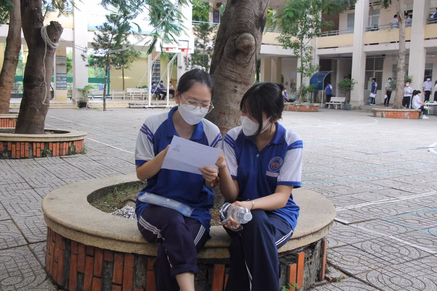 Thí sinh tại điểm thi THPT Giồng Ông Tố tranh thủ ôn bài trước khi vào thi.