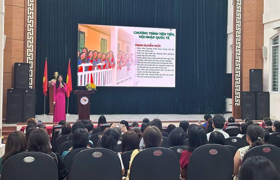 Cô Bùi Minh Tâm chia sẻ với phụ huynh.