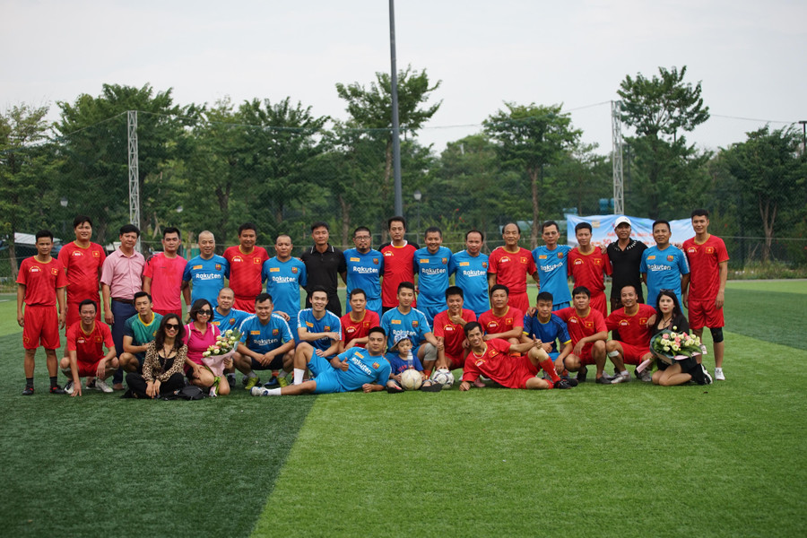 2 đội chụp ảnh kỷ niệm trước khi bước vào trận giao hữu.