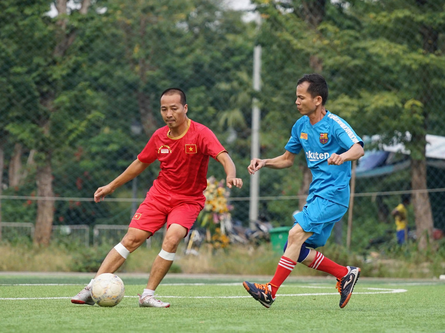 Bước vào trận đấu, đội Báo GD&TĐ nhập cuộc tốt hơn khi sử dụng những đường phối hợp nhỏ tiếp cận khung thành đội bạn.