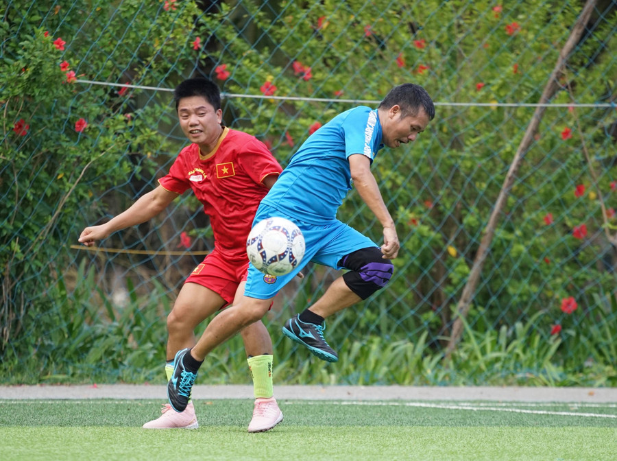 Ngay từ đầu hiệp 1, nhiều tình huống gay cấn đã diễn ra trước khung thành cả 2 đội.