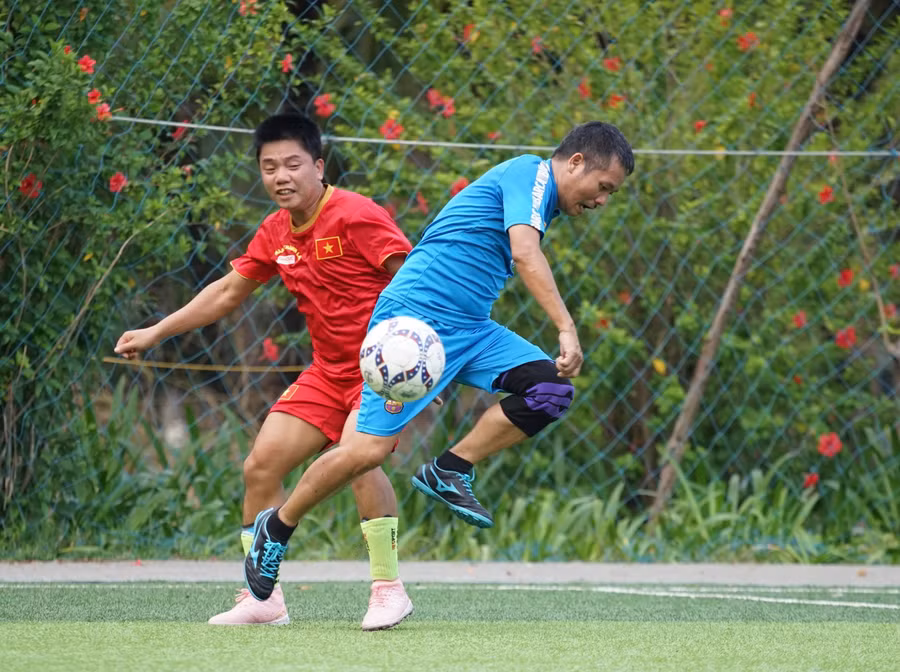 Ngay từ đầu hiệp 1, nhiều tình huống gay cấn đã diễn ra trước khung thành cả 2 đội.