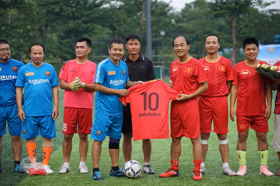 Báo Giáo dục Thời đại (GD&TĐ) đã có trận thi đấu bóng đá giao hữu với Sở Giáo dục Đào tạo (GD&ĐT) tỉnh Hưng Yên.