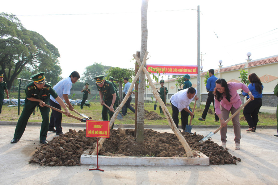 Lãnh đạo BĐBP Kiên Giang và huyện Giang Thành trồng cây tại Lễ phát động “Tết trồng cây đời đời nhớ ơn Bác Hồ” Xuân Quý Mão năm 2023. Lãnh đạo BĐBP Kiên Giang và huyện Giang Thành trồng cây tại Lễ phát động “Tết trồng cây đời đời nhớ ơn Bác Hồ” Xuân Quý Mão năm 2023.