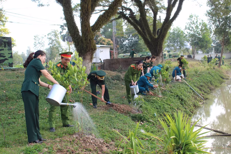 Lực lượng Biên phòng Kiên Giang cùng Công an, Dân quân trồng cây sau lễ phát động.