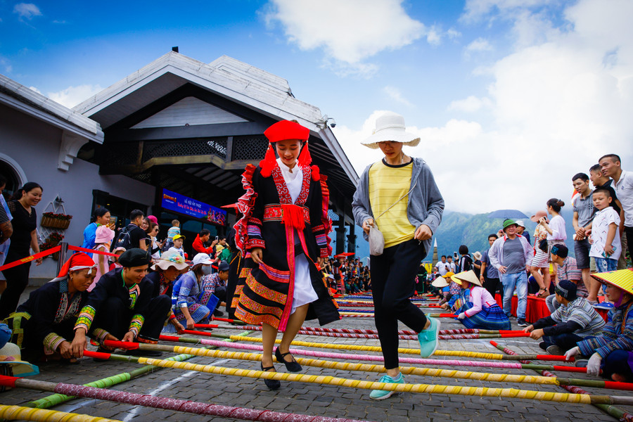 ...và trong nước tham gia nhảy sạp