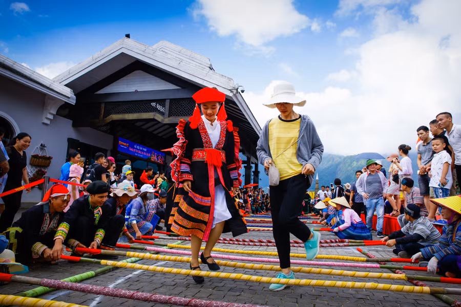 ...và trong nước tham gia nhảy sạp