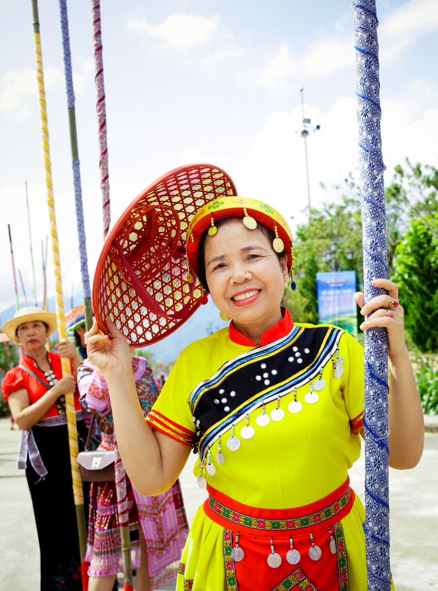 Đồng bào các DTTS của Lào Cai tham gia đập sạp...