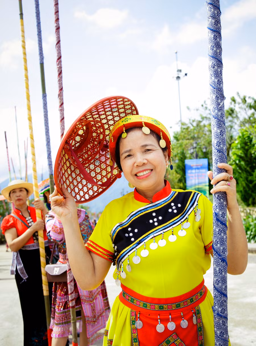 Đồng bào các DTTS của Lào Cai tham gia đập sạp...