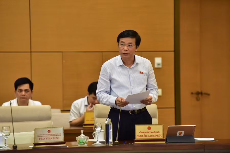 Tổng Thư ký Quốc hội Nguyễn Hạnh Phúc báo cáo tổng hợp ý kiến thẩm tra