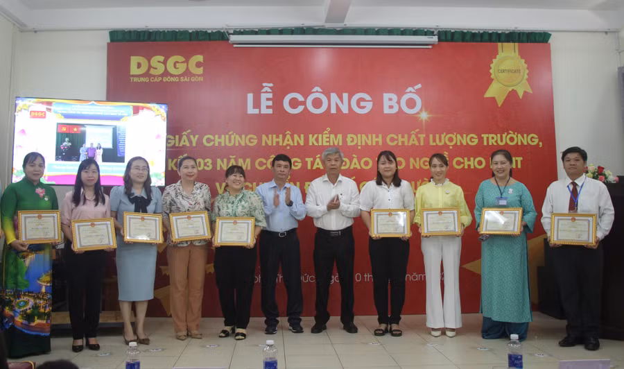 Ông Nguyễn Kỳ Phùng và ông Cao Văn Minh, Trưởng Ban Dân vận TP Thủ Đức trao giấy khen cho tập thể xuất sắc trong công tác đào tạo nghề cho Lao động nông thôn giai đoạn 2021-2023.