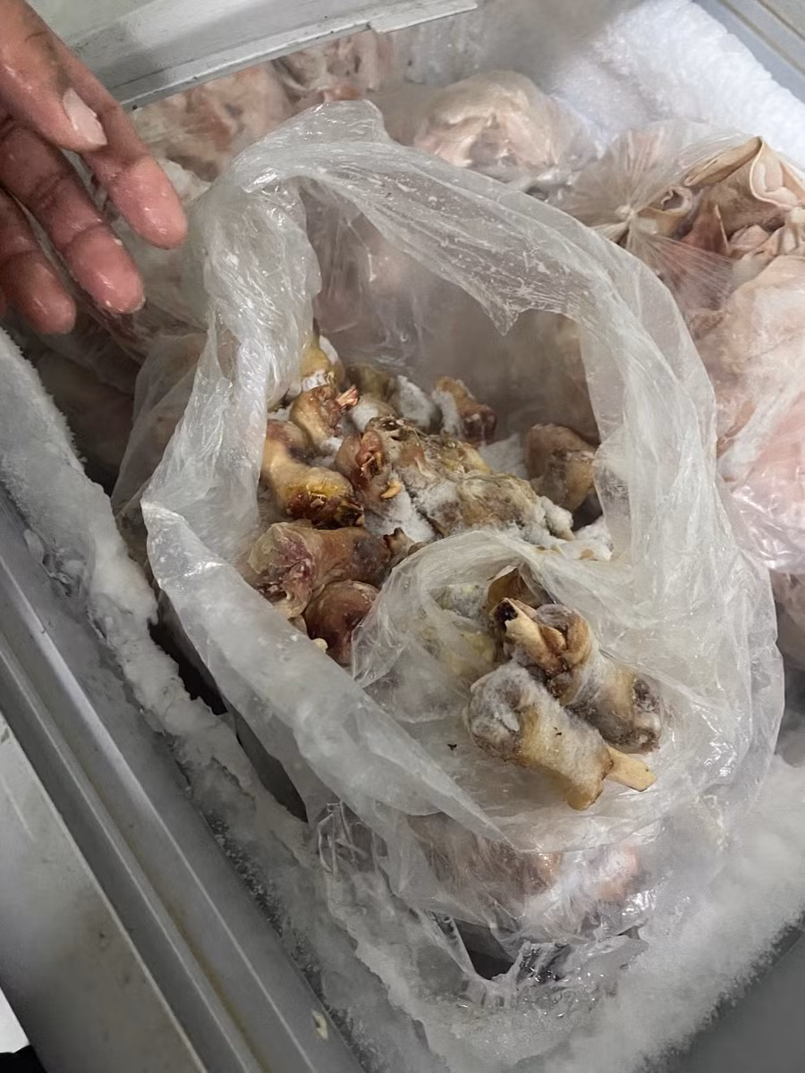 Thực phẩm có dấu hiệu hư hỏng được phát hiện tại tủ đông lạnh của Công ty cung cấp suất ăn Phương Anh Vĩnh Long.