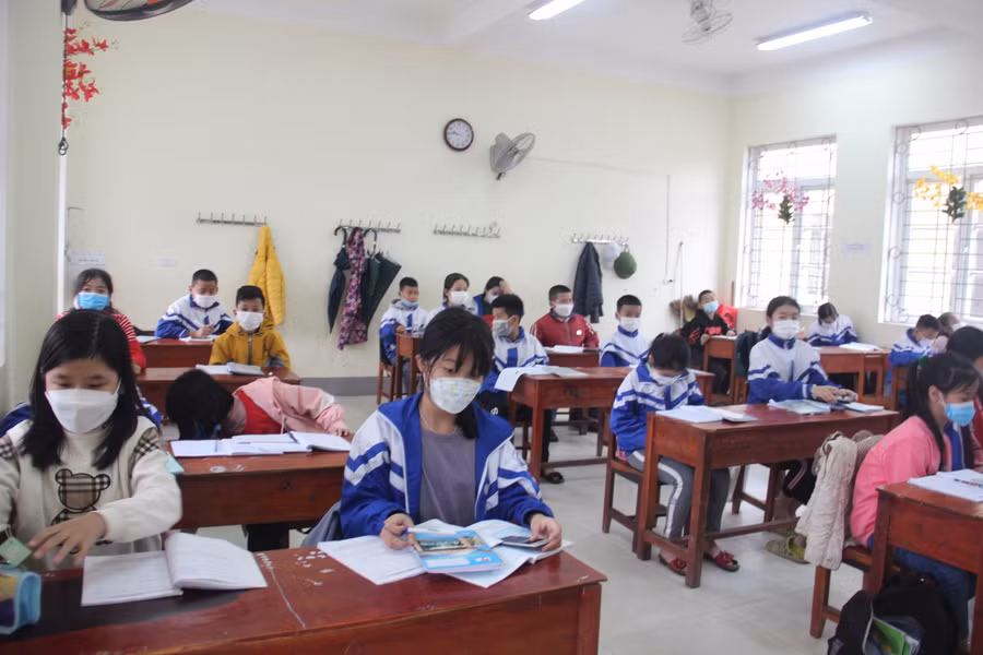 Thực hiện giãn cách trong các lớp học.