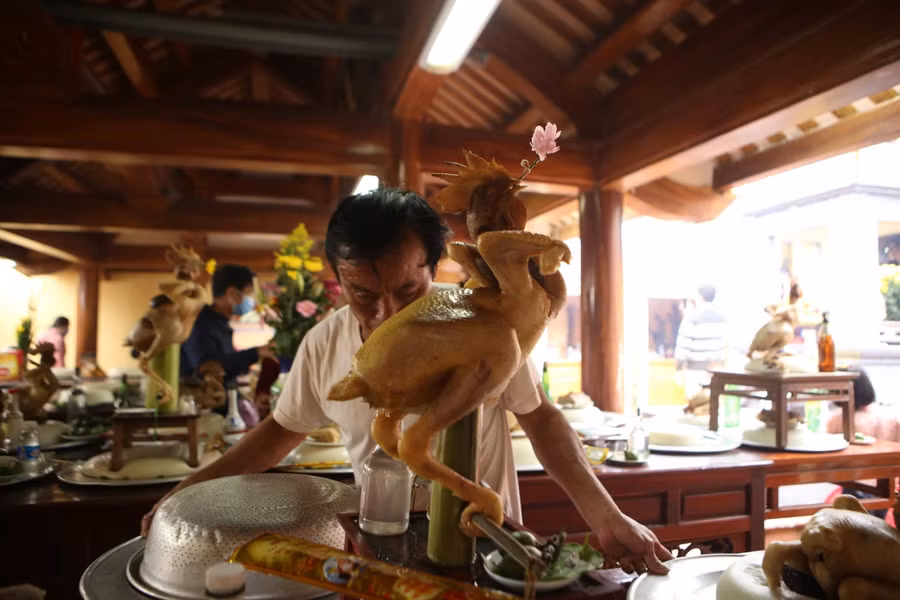 Để làm được một con gà đẹp, từ 4h sáng mọi người đã phải dậy chuẩn bị. Gà cúng sẽ được chọn từ những con gà già, đẹp mã, có trọng lượng từ 4-6kg.