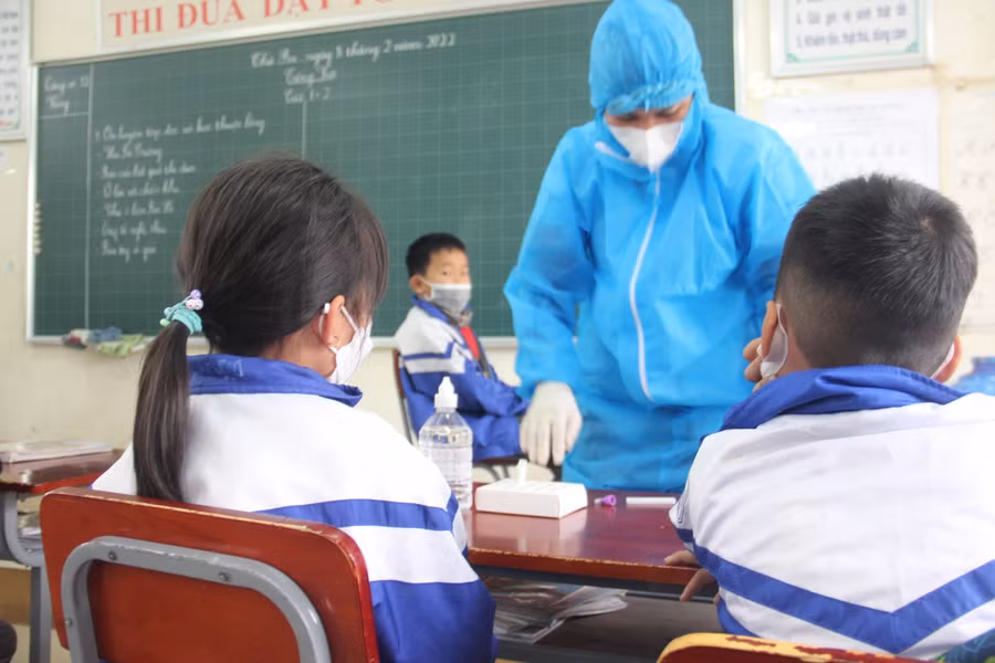 Thực hiện test nhanh Covid-19 cho học sinh.