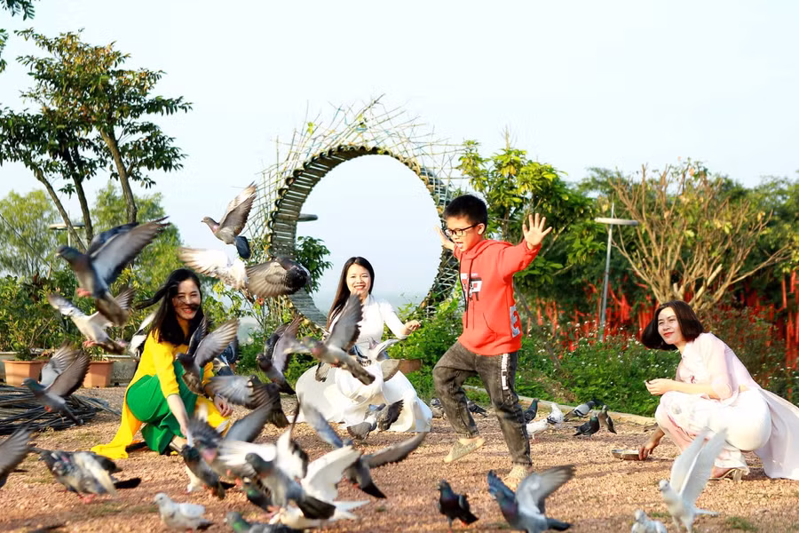 Khu sinh thái nằm trên tỉnh lộ 17 thuộc xã Nam Điền (Thạch Hà), cách TP Hà Tĩnh gần 15km. Mặc dù đang trong quá trình hoàn thiện nhưng khu du lịch đã thu hút hàng nghìn lượt khách tham quan mỗi ngày.