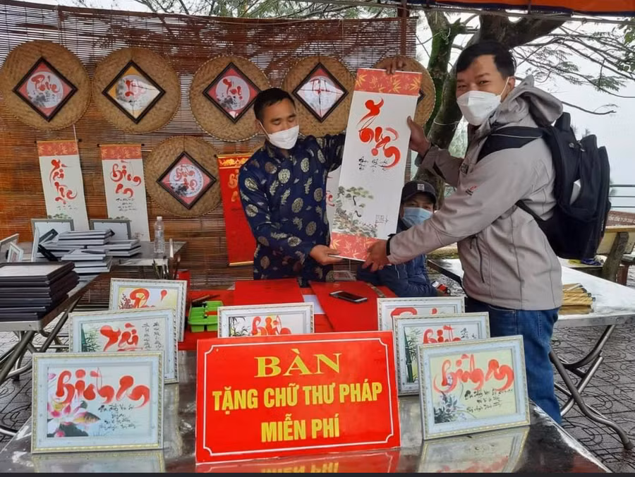 Du khách lên núi xin chữ đầu năm tại chùa Hương Tích (xã Thiên Lộc, huyện Can Lộc).