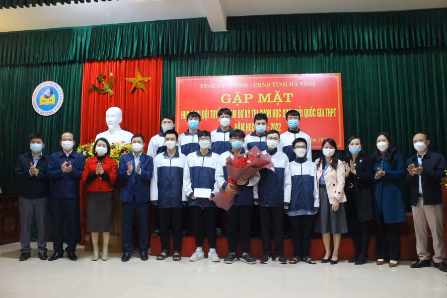 Lãnh đạo UBND tỉnh, Sở GD&amp;ĐT Hà Tĩnh tặng quà cho các đội tuyển HSG Quốc gia trước khi bước vào kỳ thi