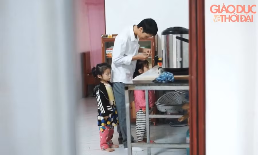 Sau mỗi giờ dạy, thầy Quân vừa làm mẹ, vừa làm bố chăm sóc 2 cô con gái và người vợ bệnh tật