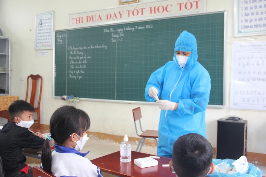 Test nhanh Covid-19 cho toàn bộ học sinh.