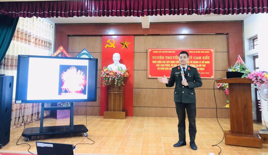 Công an Cẩm Xuyên thông tin về tác hại của pháo và chất nổ